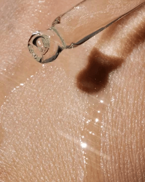 Eclat Soin Caffeine Gel Booster applied on skin showing smooth texture and hydration